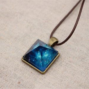 NWT Mens Glow In The Dark  Pyramid Geometric Pendant Necklace